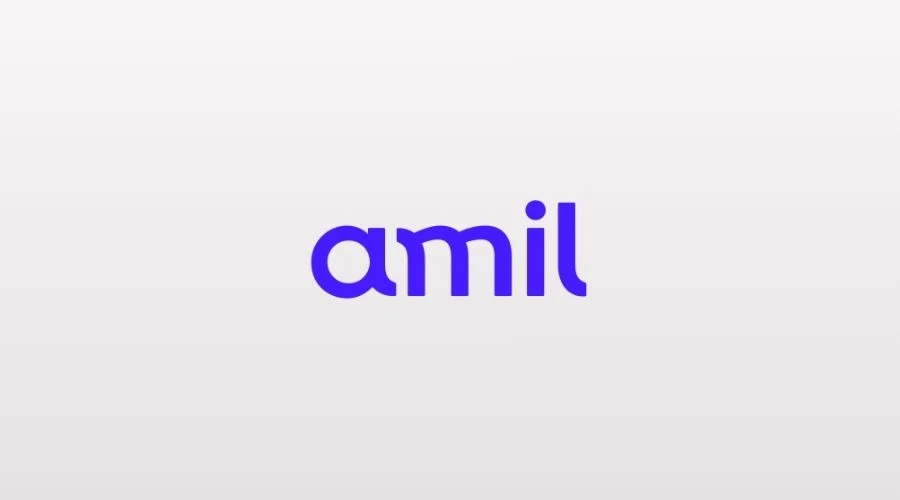Gestores e diretores avaliando os benefícios do Plano de Saúde Amil pelo CNPJ
