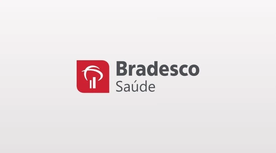 Equipe corporativa e gestores analisando os benefícios do Plano de Saúde Bradesco pelo CNPJ