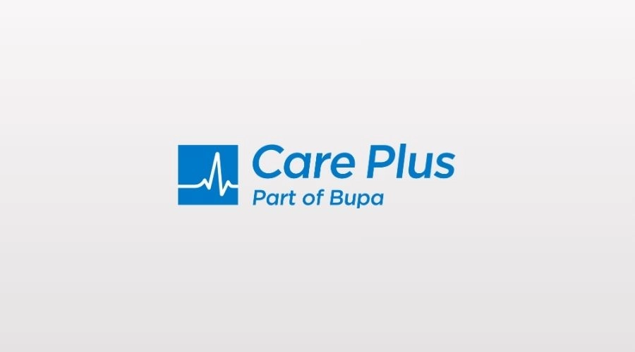 Gestores corporativos analisando os diferenciais premium do Plano de Saúde Care Plus pelo CNPJ