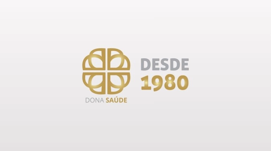 Empreendedores e equipe analisando o contrato corporativo do Plano de Saúde Dona pelo CNPJ