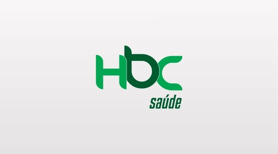 Gestores corporativos avaliando a implantação do Plano de Saúde HBC pelo CNPJ