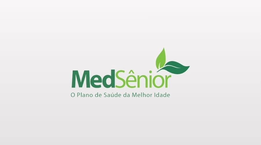 Sócios e gestores seniores analisando a contratação do Plano de Saúde MedSenior pelo CNPJ