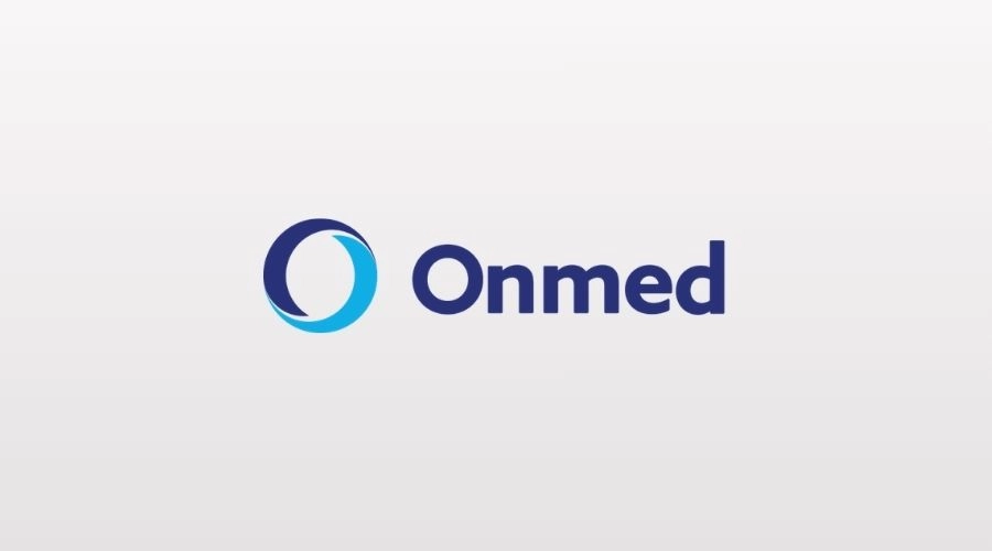 Gestores de RH e empresários analisando a tabela de redução de custos com o Plano de Saúde Onmed pelo CNPJ