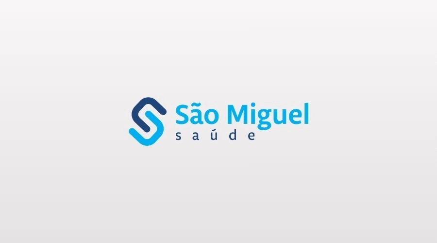 Equipe de gestão analisando a contratação do Plano de Saúde São Miguel pelo CNPJ focado na Zona Leste