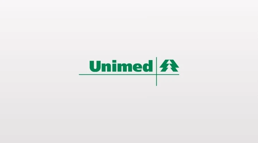 Gestores corporativos analisando os benefícios exclusivos do Plano de Saúde Unimed pelo CNPJ